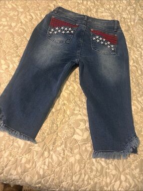 Frayed Hem Blue Denim Cropped Jeans with Flag Pocket Detail